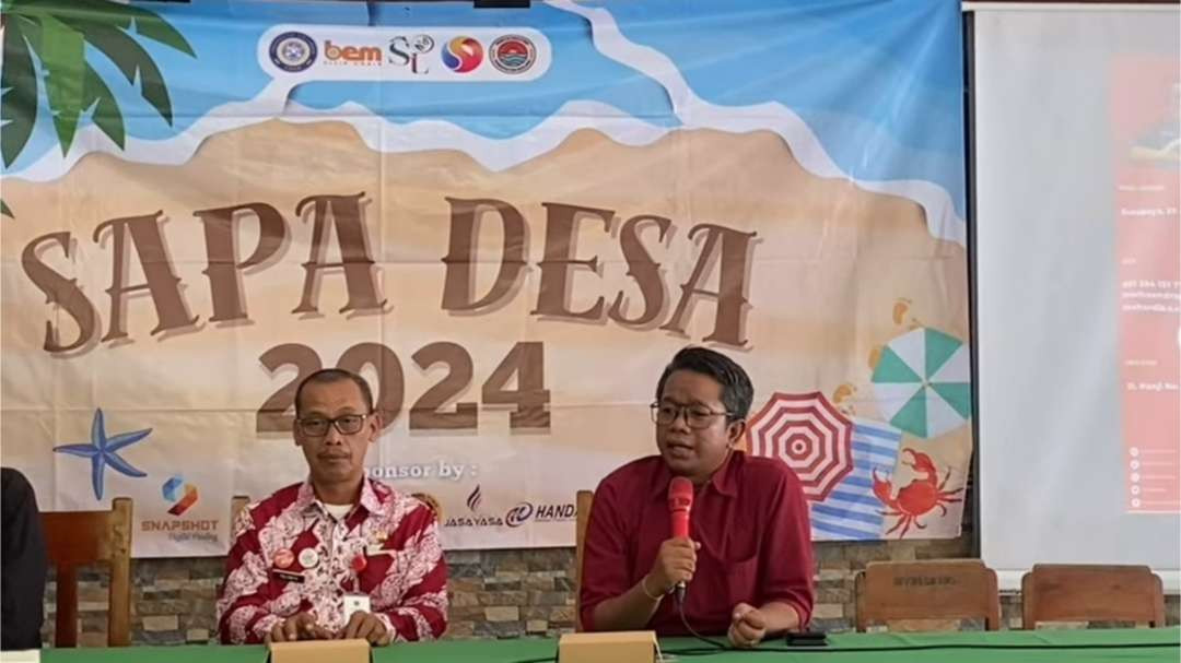 Mahardika (kanan) membawa misi menyebarluaskan informasi penyelenggaraan Pilkada 2024 kepada masyarakat yang hadir. (Foto: Sapa Desa FISIP Unair)