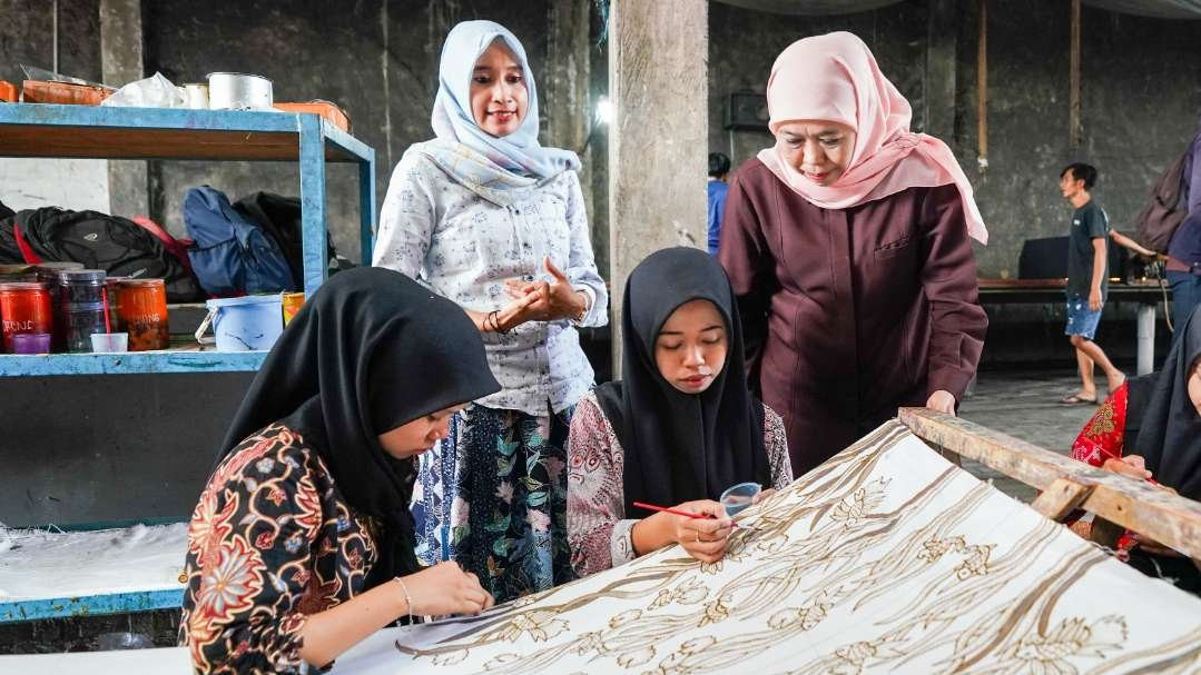 Khofifah melihat produksi batik karya anak magang SMK di Sidoarjo. (Foto: Istimewa)