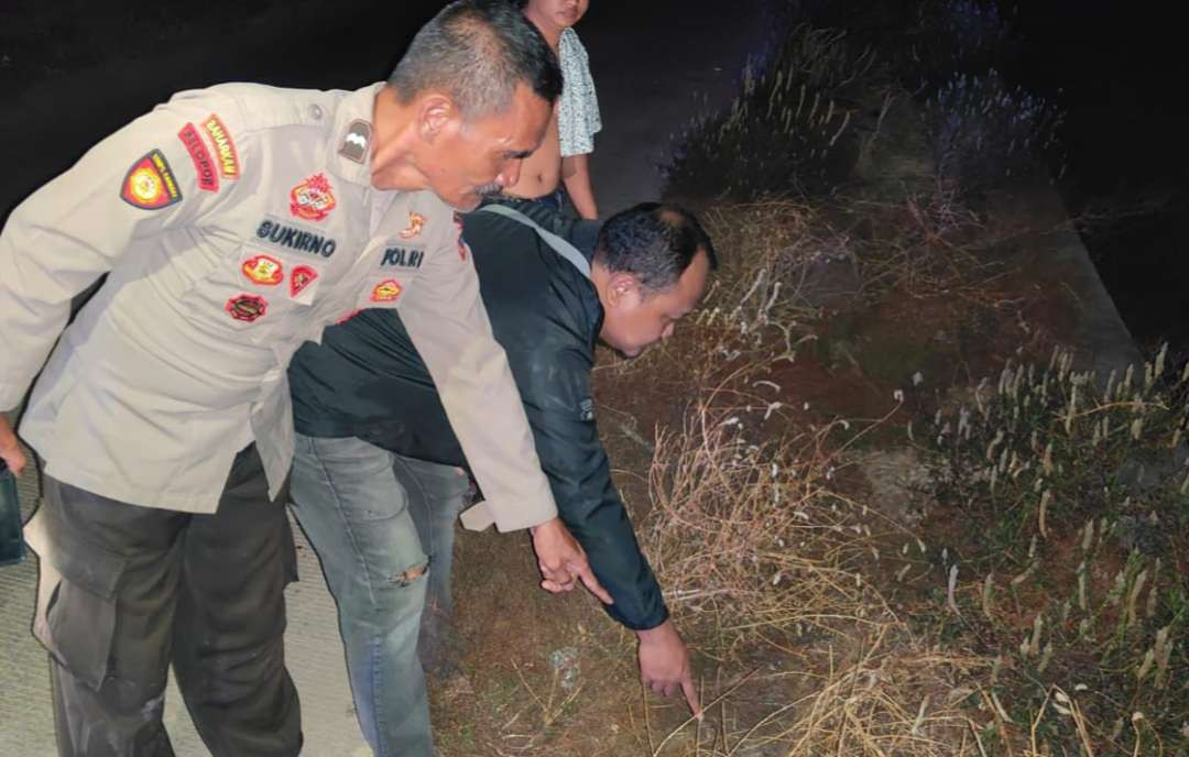 Anggota Polsek Sarirejo sedang mengecek di lokasi kejadian (Foto : Istimewa)