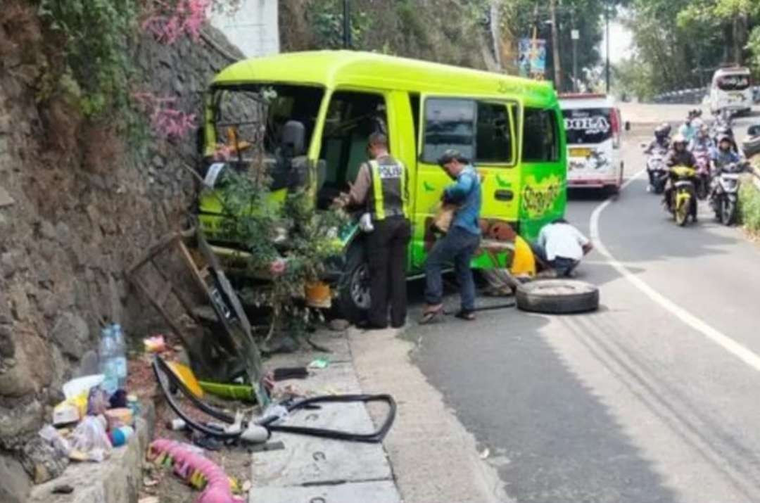 Kendaraan elf bernopol N 7707 UG yang membawa rombongan SMK Antartika 2 Sidoarjo di Jurang Ampel Prigen, Jawa Timur, Kamis 31 Oktober 2024. (Foto: Istimewa)