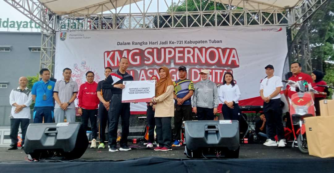 Pjs Bupati Tuban, Agung Subagyo secara simbolis menyerahkan Aktivasi J-Connect Mobile Bank Jatim 'ASN Go Digital' kepada Kepala Dinkes P2KB Tuban (Foto: Khoirul Huda/Ngopibareng.id)