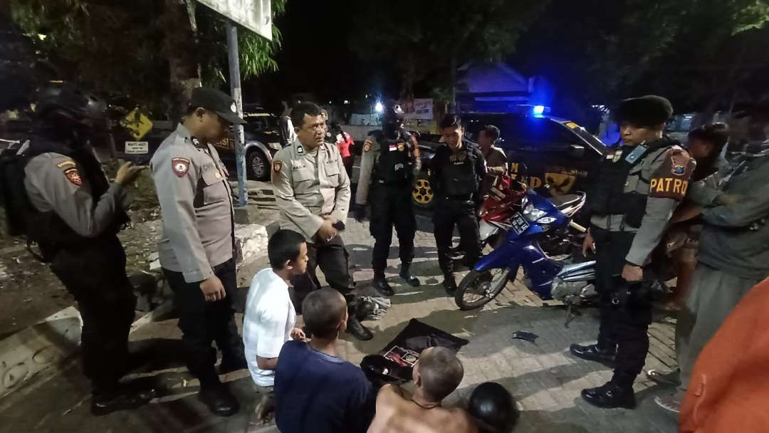 Lima pemuda yang diduga hendak tawuran diamankan polisi (Foto: Dokumentasi Polsek Patrang)