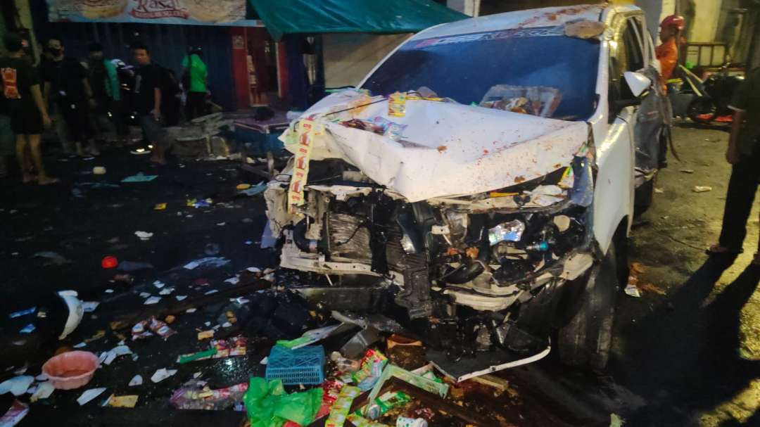 Mobil Kijang Innova W 1168 CQ, yang dikendarai anak di bawah umur dan dalam pengaruh alkohol berinisial A (18), memporak-porandakan sebuah warung dan menyebabkan dua orang tewas di Jalan Kedungdoro, Surabaya, Jumat, 1 November 2024 subuh. (Foto: Command Center 112)