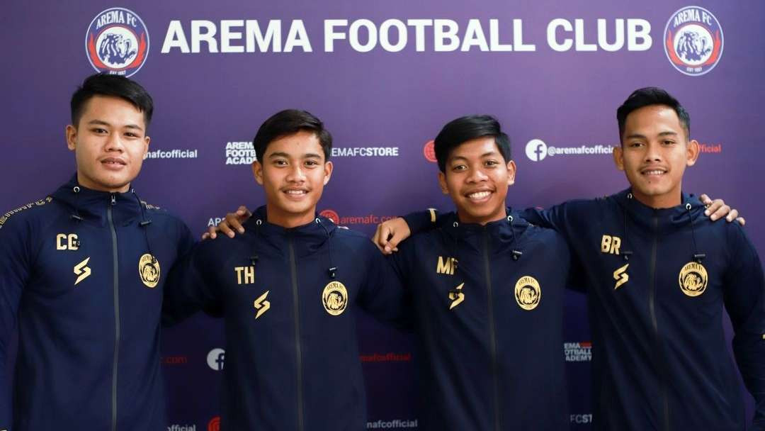 Hamzah Titofani (dua dari kiri) saat pertama gabung Arema FC (Foto: Arema FC)