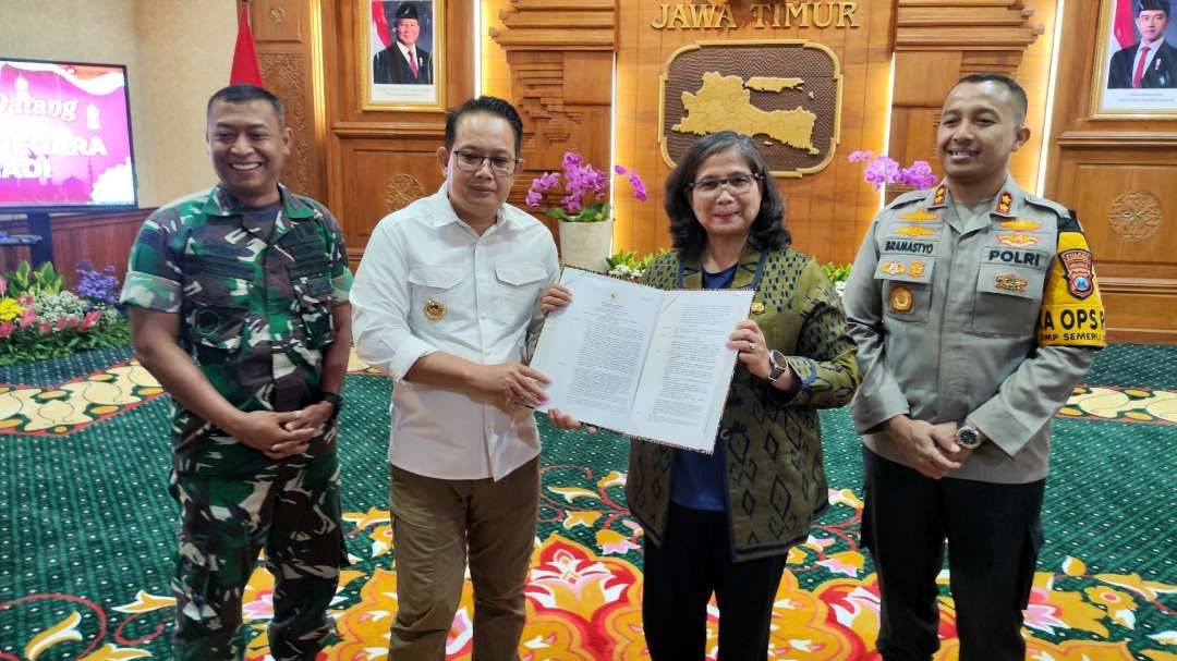 Pj Gubernur Jatim, Adhy Karyono menyerahkan SK perpanjangan jabatan Pj Walikota Kediri kepada Zanariah di Gedung Negara Grahadi, Surabaya, Jumat 1 November 2024. (Foto: Fariz Yarbo/Ngopibareng.id)