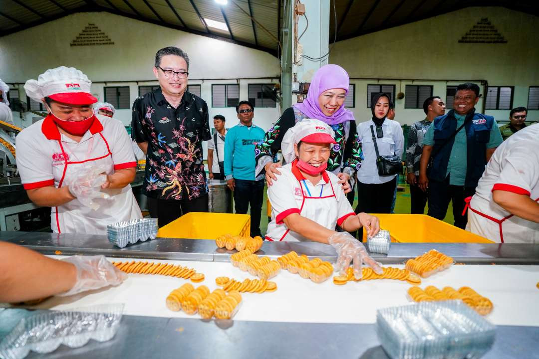 Khofifah Indar Parawansa kampanye di AIM Biskuit, Sidoarjo, Kamis 31 Oktober 2024. (Foto: Istimewa)