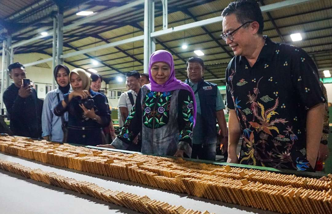 Kunjungan calon Gubernur Jatim, Khofifah di pabrik biskuit di Sidoarjo. (Foto: Aini Arifin/Ngopibareng.id)