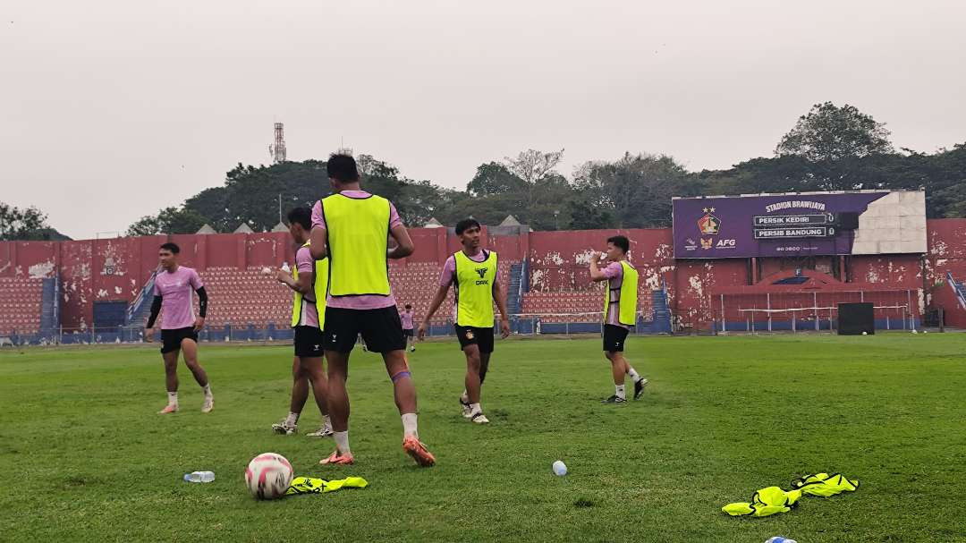 Pemain Persik Kediri berlatih di Stadion Brawijaya sebelum berangkat ke Makassar (Foto: Fendi Lesmana/ngopibareng.id)