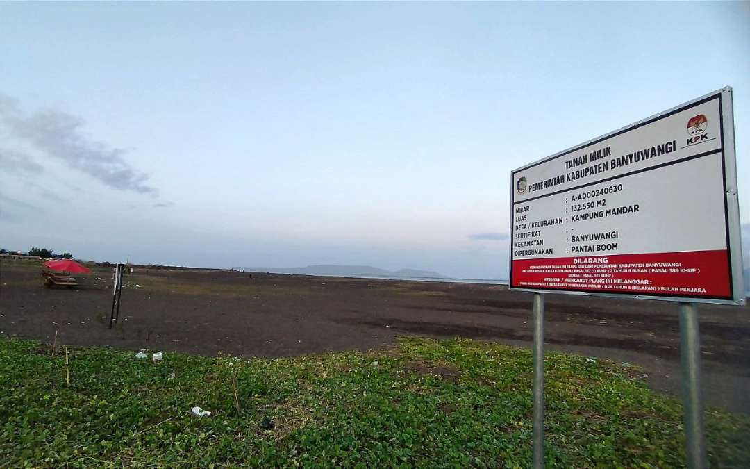 Plang kepemilikan tanah yang dipasang Pemkab Banyuwangi di kawasan Pantai Boom. (Foto: Muh Hujaini/Ngopibareng.id)