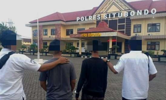 Dua dari empat pelaku judi online saat diamankan ke Mapolres Situbondo, Jumat 1 November 2024 sore. (Foto: Humas Polres Situbondo)