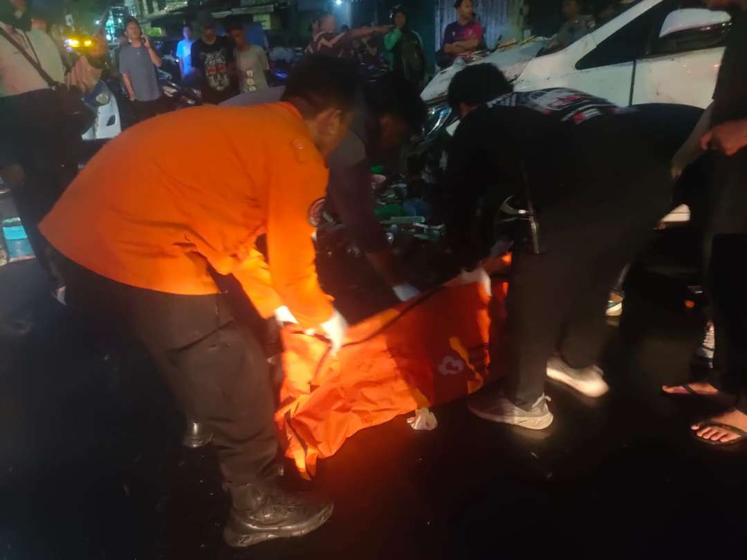 Petugas BPBD Kota Surabaya saat mengevakuasi korban tewas, akibat kecelakaan maut di Jalan Kedungdoro, Surabaya, Jumat 1 November 2024 subuh. (Foto: Command Center 112)