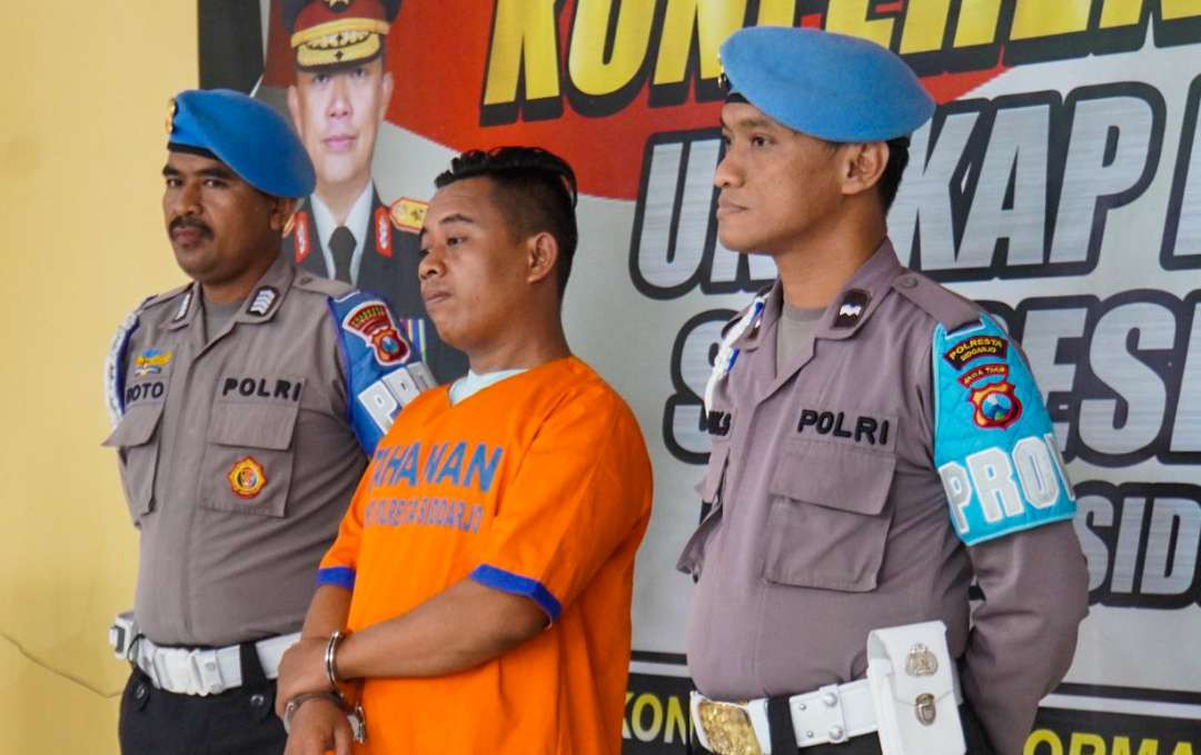 Tersangka IS bersama petugas Polresta Sidoarjo (Foto : Aini/Ngopibareng.id)