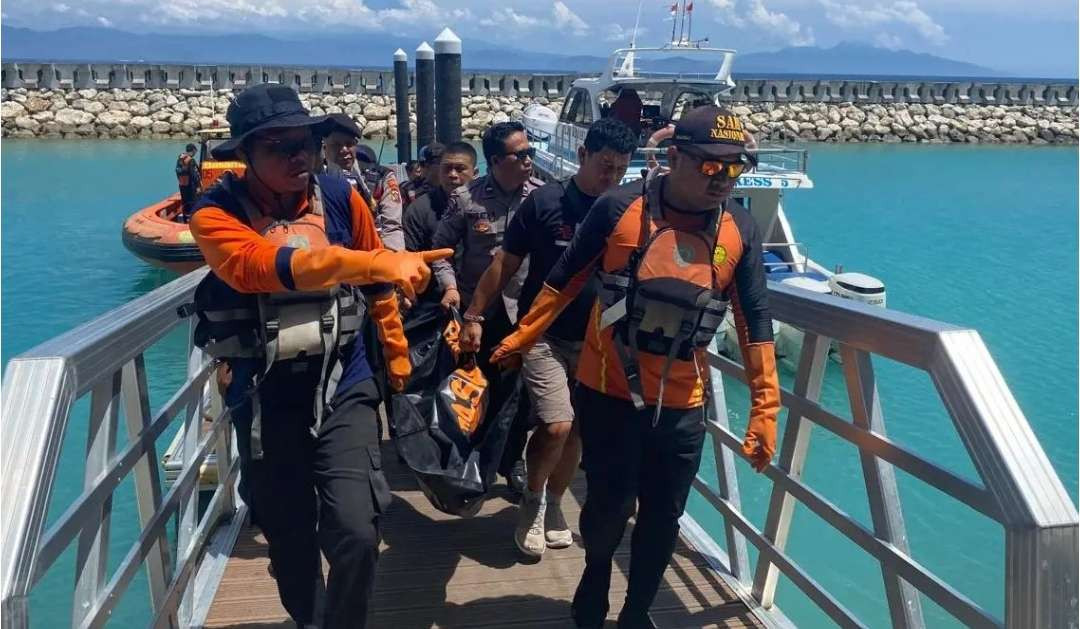 Tim SAR gabungan evakuasi mayat Kaisar Akira Ayman, putra drummer Matta Band, Uwok tewas tenggelam di Nusa Penida Bali. (Foto: Istimewa)