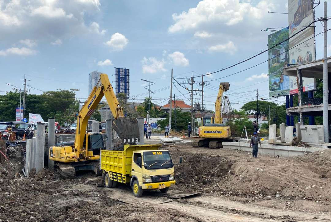 Proses pengerjaan pelebaran Jalan Menganti Wiyung, yang ditargetkan selesai Desember 2024 mendatang. (Foto: Humas Pemkot Surabaya)