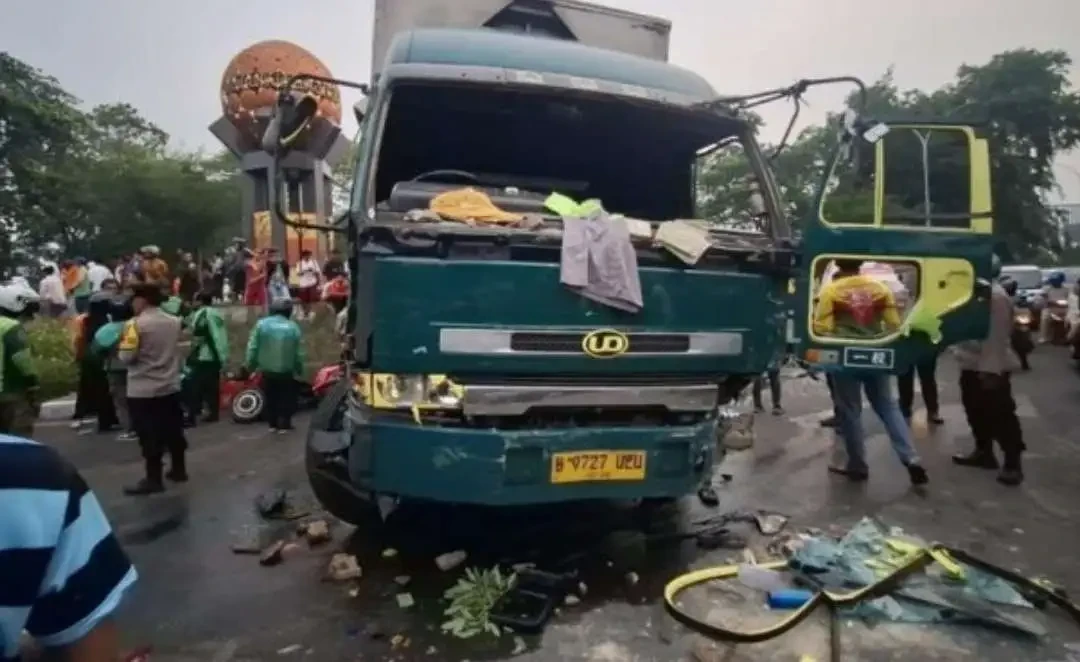 Truk kontainer maut, sopir ugal-ugalan hingga dihajar massa di Cipondoh, Tangerang, Kamis 31 Oktober 2024. (Foto: Istimewa)