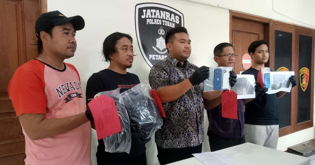 Kasatreskrim Polres Tuban menunjukan barang bukti yang diamankan dari kasus pencurian iPhone. (Foto: Khoirul Huda/Ngopibareng.id)