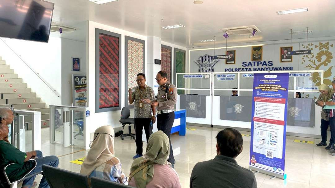 Petugas pendamping dari BPKS Kesehatan stand by di Satpas Polresta Banyuwangi (foto: istimewa)