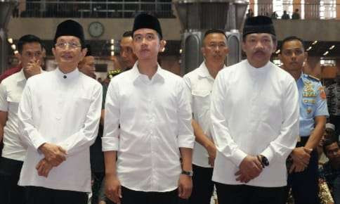 Wakil Presiden Gibran Rakabuming Raka didampingi Menteri Agama Nasaruddin Umar berkeliling Masjid Istiqlal Jakarta usai melaksanakan salat Jumat (Foto: BPMI Setwapres)