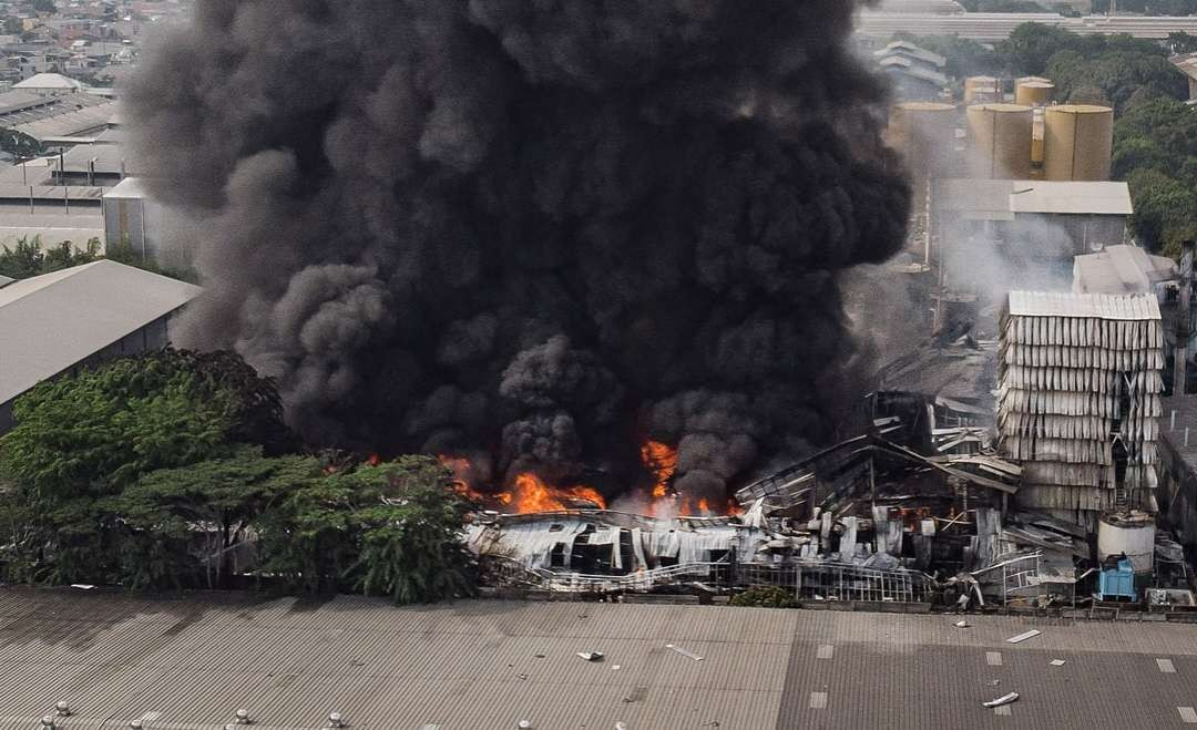 Kondisi kebakaran pabrik pakan ternak di Bekasi, Jumat 1 November 2024. (Foto: Istimewa)