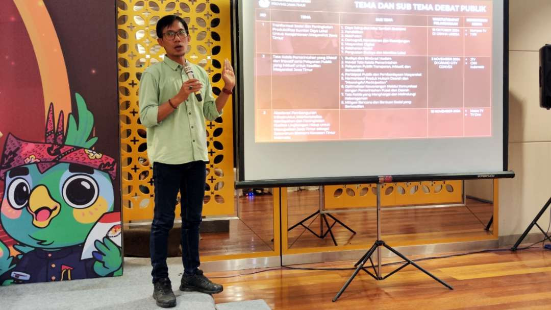 Komisioner KPU Jatim, Nur Salam saat memaparkan persiapan debat publik kedua. (Foto: Fariz Yarbo/Ngopibareng.id)