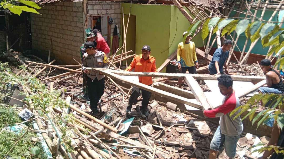 Rumah tersebut milik Yati, 62 tahun di RT 04 RW 01 Desa Dawuhan, Kecamatan/Kabupaten Trenggalek ambruk. (Foto: BPBD Trenggalek)