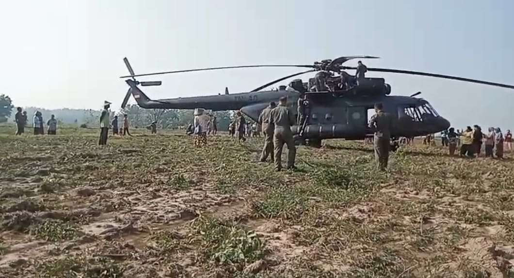 Helikopter TNI AD mendarat darurat di areal persawahan warga Kecamatan Randublatung Kabupaten Blora.(Foto: Istimewa)