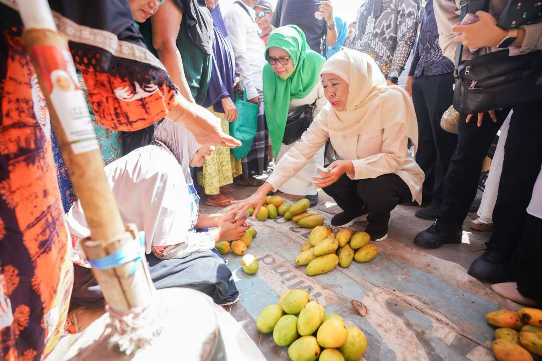 Calon Gubernur Jawa Timur, Khofifah blusukan ke pasar. Belanja sekaligus menyerap aspirasi pedagang. (Foto: Istimewa)