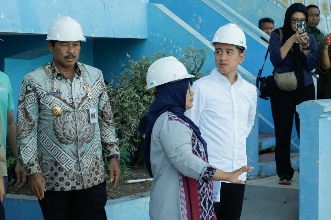 Pj Gubernur Jawa Tengah, Nana Sudjana mendampingi Wakil Presiden RI Gibran Rakabuming melakukan kunjungan kerja di Kota Surakarta. (Foto: Dok Prov Jateng)