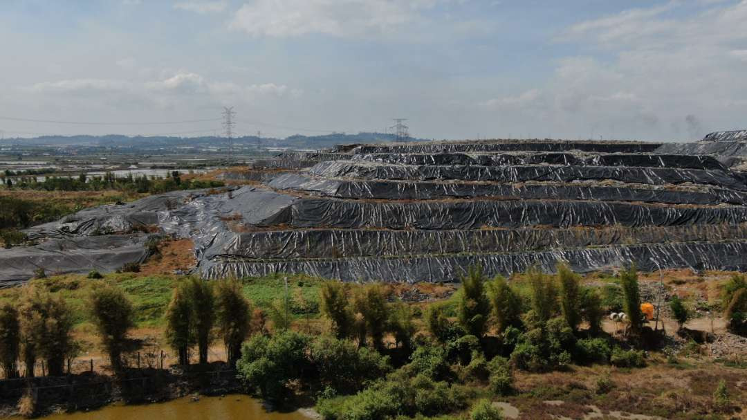 Sampah menggunung di TPA Benowo. Pemkot Surabaya telah merencanakan pembangunan TPA baru. (Foto: Humas Pemkot Surabaya)