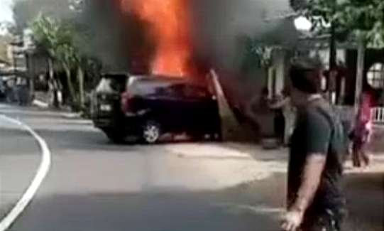 Mobil dan motor terbakar di Jalan Kecamatan Jambesari Darusallah Bondowoso setelah bertabrakan viral di medsos. (Foto: Tangkapan Layar)