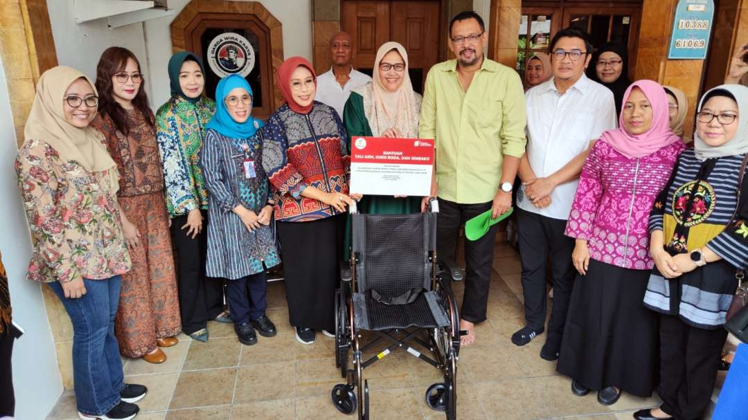 Penasehat Dharma Wanita Kemensos Fatma Saifullah Yusuf (lima dari kiri) menyerahkan bantuan kepada keluarga Gubernur Suryo di Surabaya, Sabtu 2 November 2024. (Foto: Fariz Yarbo/Ngopibareng.id)