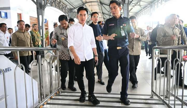 Wapres Gibran Rakabuming menyambut baik uji coba transportasi dengan sumber daya baterai. (Foto: Setwapres)