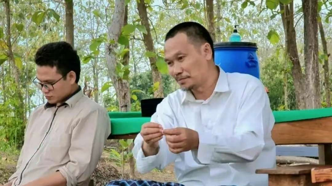 Gus Baha alias KH Ahmad Bahauddin Nursalim saat santai di pesantrennta fi Rembang Jawa Tengah. (Foto:dok/ngopibareng.id)