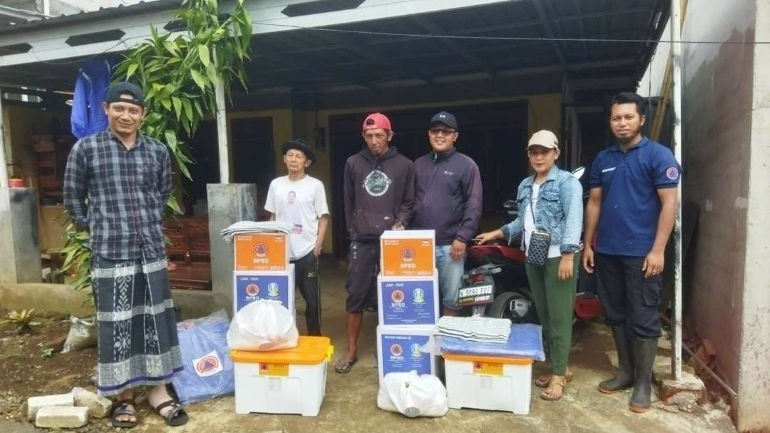 Bantuan BPBD Kabupaten Malang ke rumah korban terdampak angin ribut di Wagir (Foto: BPBD Kabupaten Malang)