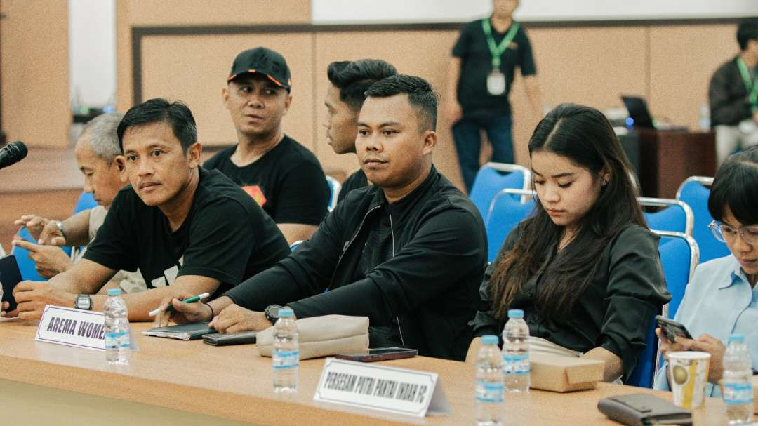 Pelatih Arema FC Women, Nanang Habibi (tengah) saat drawing fase grup semalam (Foto: Nanang Habibi)