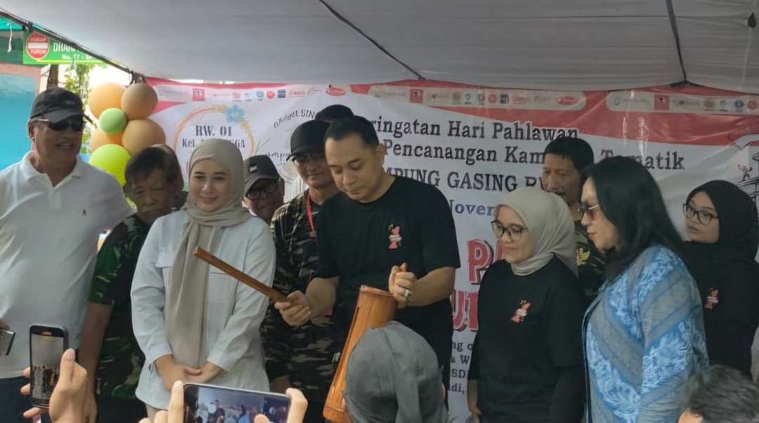 Anggota DPRD Kota Surabaya, Ajeng Wira Wati bersama calon Walikota Surabaya Eri Cahyadi dan istrinya, Rini Indriyani, saat peresmian Kampung Gasing di Kelurahan Airlangga, Gubeng, Surabaya, Minggu 3 November 2024. (Foto: Julianus Palermo/Ngopibareng.id)