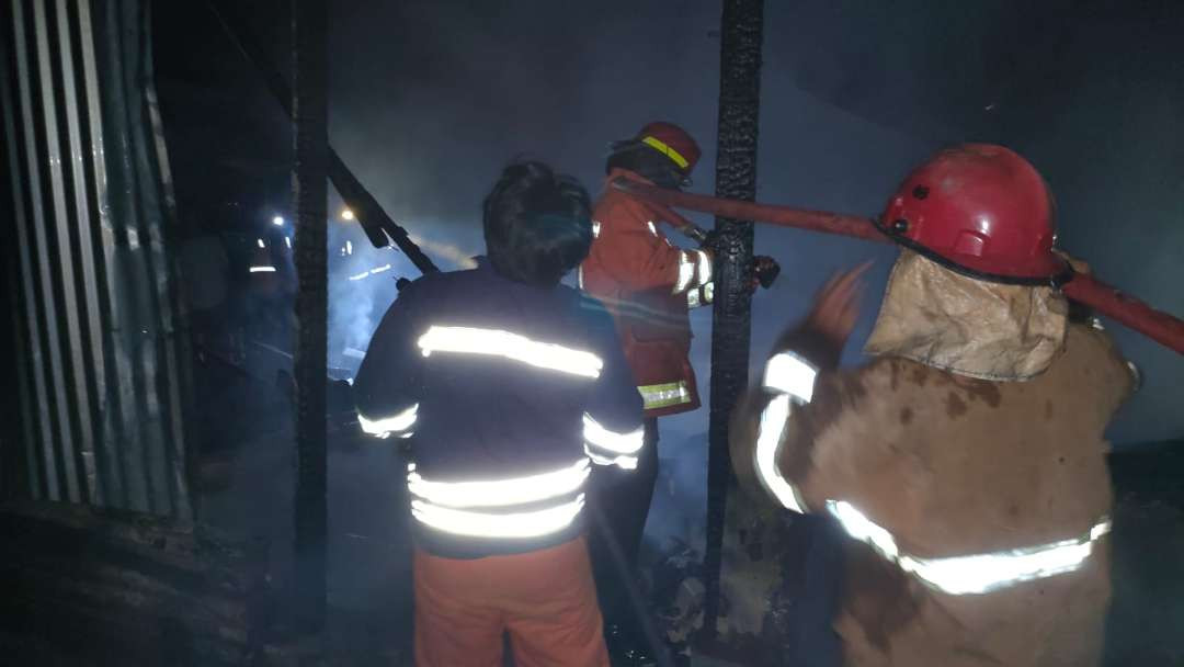 Petugas pemadam kebakaran Kabupaten Tuban melakukan upaya pemadaman api di Pasar Jatirogo Kabupaten Tuban. (Foto: Damkar Tuban)