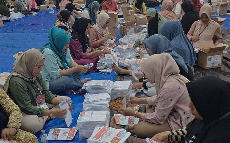 Ratusan emak-emak dilibatkan proses penyortiran dan pelipatan surat suara Pilkada Situbondo 2024.(Foto: Humas KPU Situbondo)