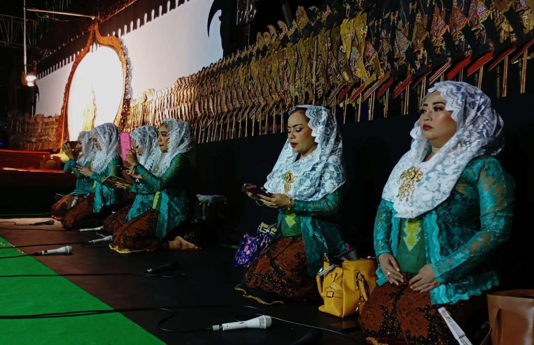 Para nayaga dan waranggana Wayang Kiai di Unair Surabaya. (Foto: nuvfor ngopibareng.id) 