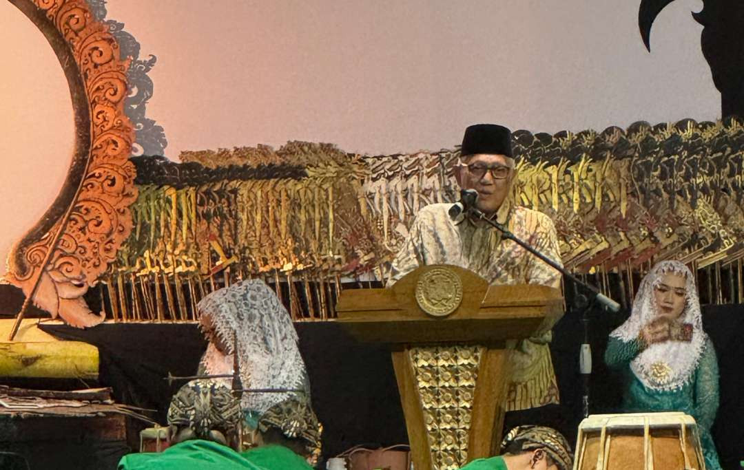 Ketua PWNU Jatim KH Kikin Abdul Hakim Mahfudz saat mengantar Wayang Kiai di Unair Surabaya. (Foto:nu for ngopibareng.id)