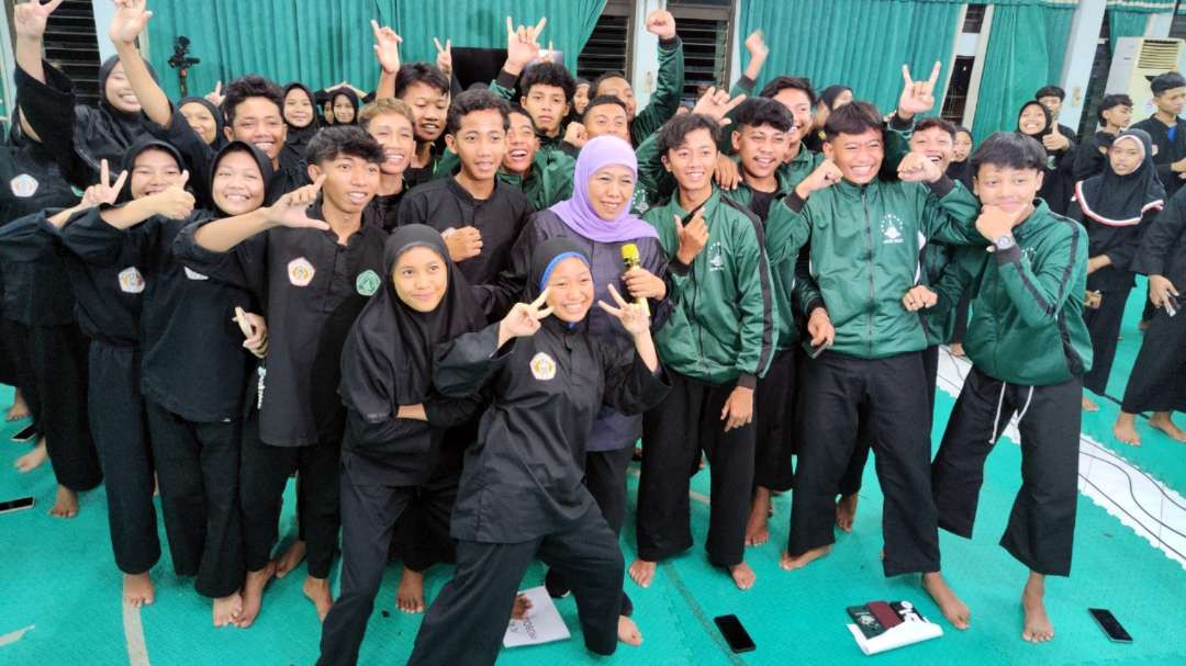 Cagub Jatim, Khofifah Indar Parawansa bersama sejumlah atlet pencak silat perguruan Pagar Nusa Jatim. (Foto: Fariz Yarbo/Ngopibareng.id)