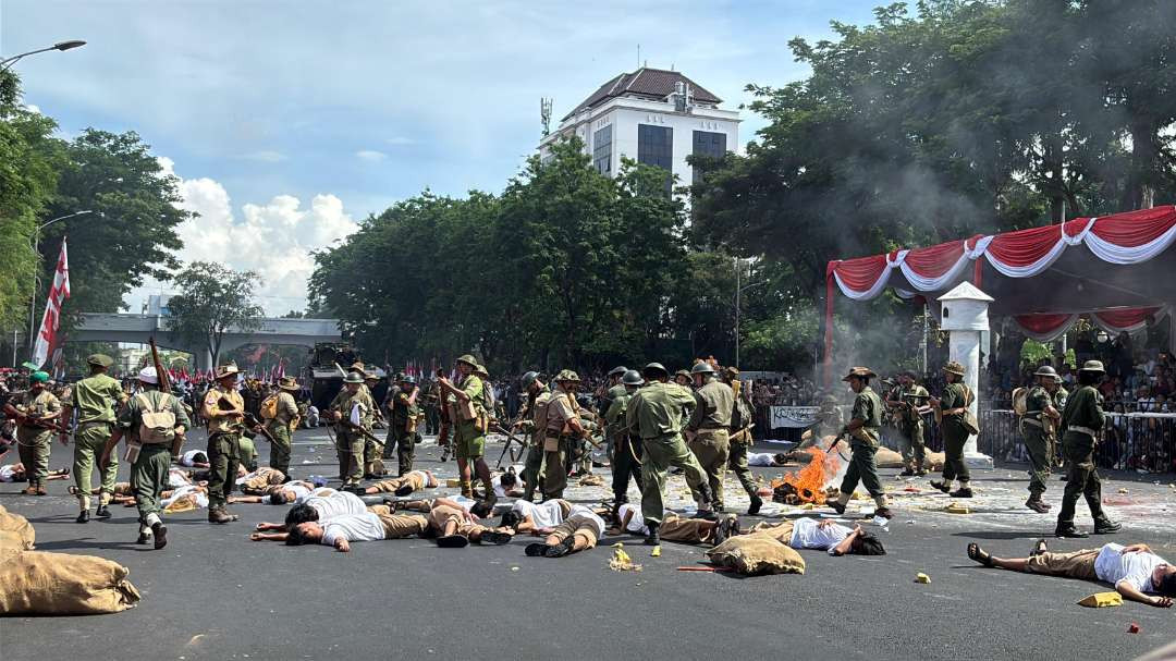 Suasana teatrikal pertempuran 10 November 1945 dalam Parade Surabaya Juang 2024, di dekat Tugu Pahlawan, Minggu 3 November 2024. (Foto: Julianus Palermo/Ngopibareng.id)