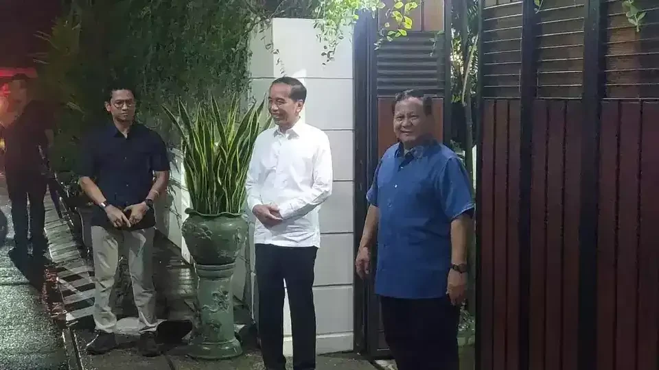 Presiden Prabowo Subianto berkunjung ke kediaman Presiden ke-7 Jokowi di Jalan Kutai Utara, Kelurahan Sumber, Solo, Minggu 3 November 2024 malam. (Foto: Ant)