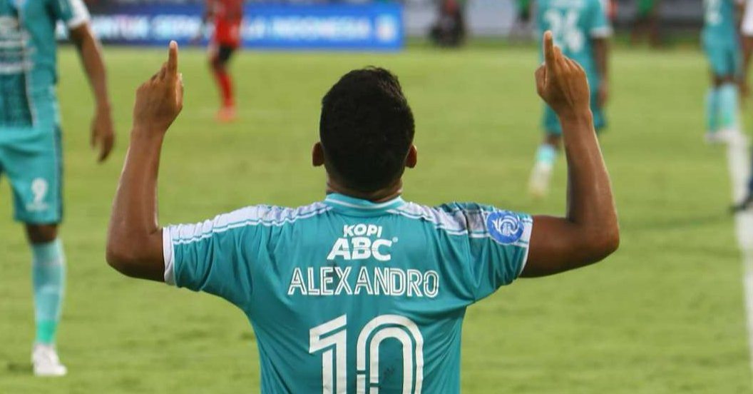 Alexsandro mencetak gol kedua bagi PSBS Biak saat mengalahkan Bali United 2-0. (Foto: Instagram/@psbsofficial)