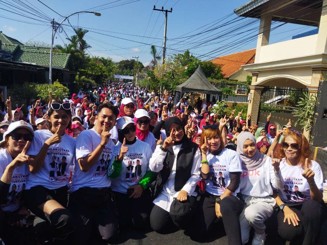 Calon Bupati Banyuwangi Ipuk Fiestiandani bersama warga Rogojampi (Foto : istimewa)