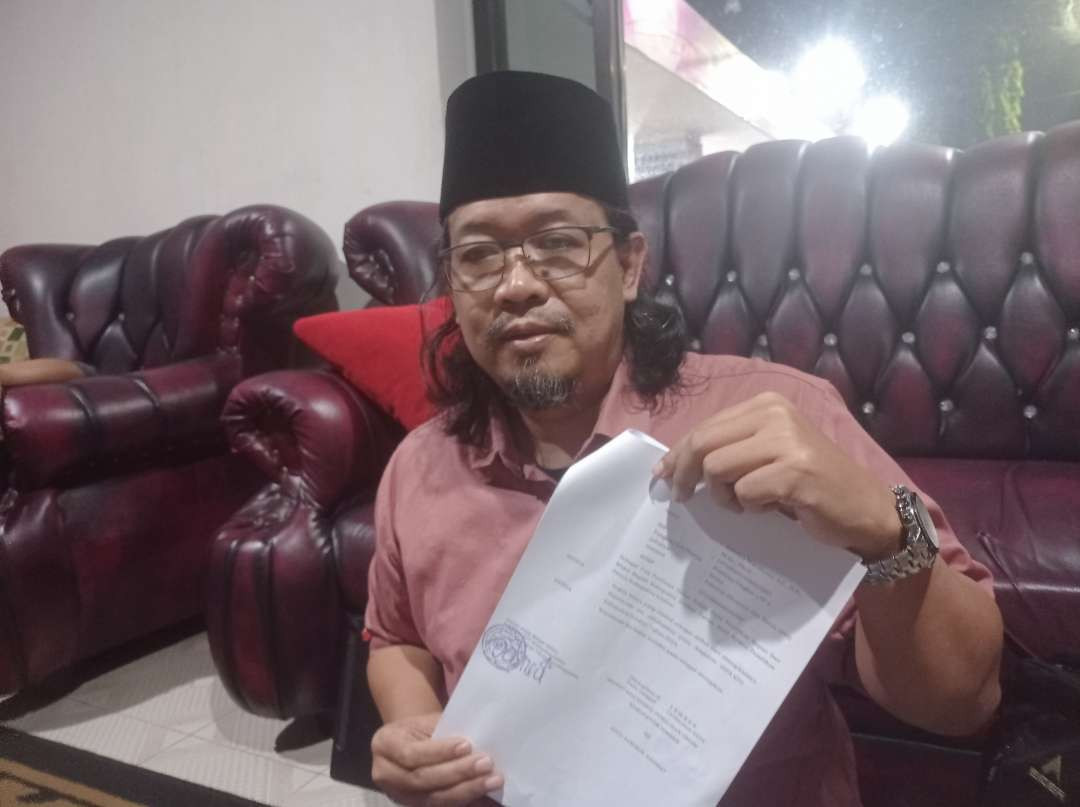 Ketua Tim Pemenangan Paslon 02, Gogot Cahyo Baskoro menunjukkan SK panelis yang ditandatangani Sekretaris dan Kabag Hukum KPU Jember (Foto: Rusdi/Ngopibareng.id)