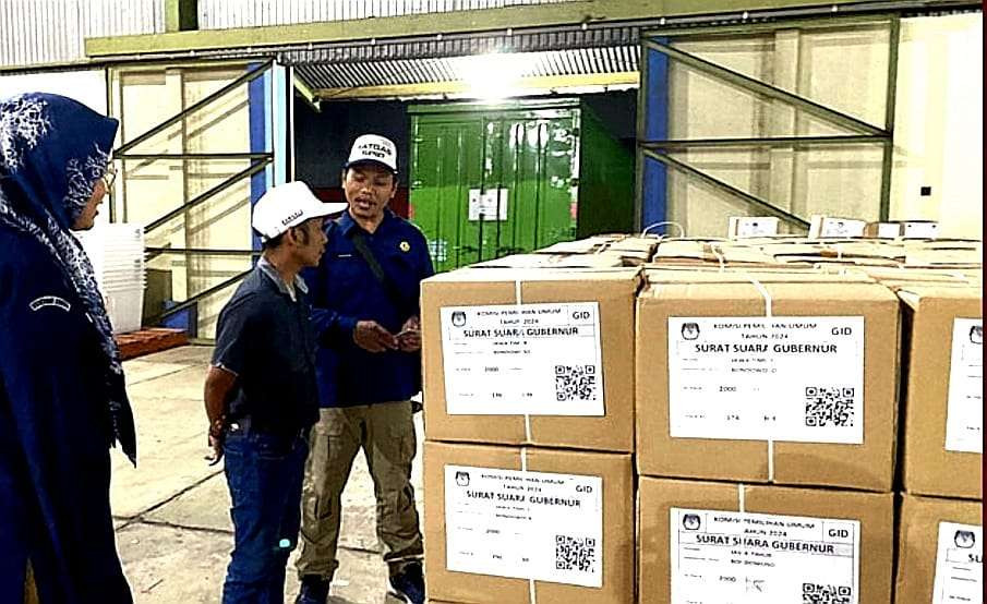 Surat suara Pilkada Jatim 2024 baru diterima disimpan di gudang logistik KPU Bondowoso dengan penjagaan ketat. (Foto: Guido Saphan/Ngopibareng id)