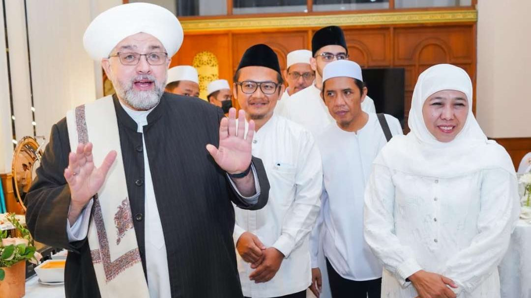 Dewan Pembina Yayasan Pendidikan Masjid Al Akbar Surabaya, Khofifah Indar Parawansa menghadirkan ulama dunia Al Syekh Al Sayyid Afeefuddin Al Jailani di Maulid Akbar dan Milad MAS. (Foto: Istimewa)