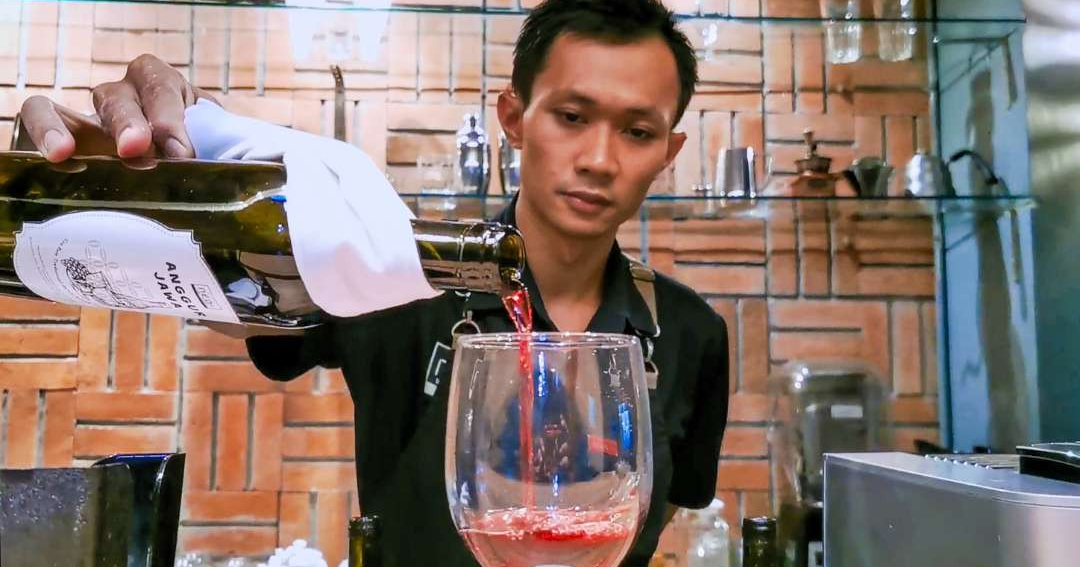 Bartender di Sidoarjo, Abdillah Hardi, peracik Wine Jawa minuman imun booster. (Foto: Aini Arifin/Ngopibareng.id)