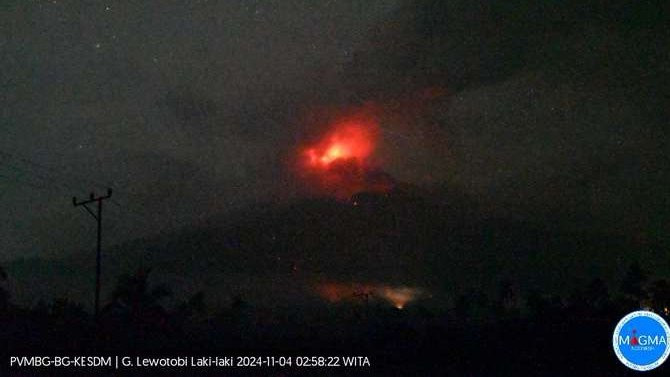 Erupsi Gunung Lewotobi Laki-laki, Flores Timur, NTT, Minggu 3 November 2024 pukul 23.57 Wita. (Foto: X PVMBG)